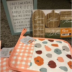1 light green sign with 5 smaller wood signs. 2 potholders! Decorate however 🦃